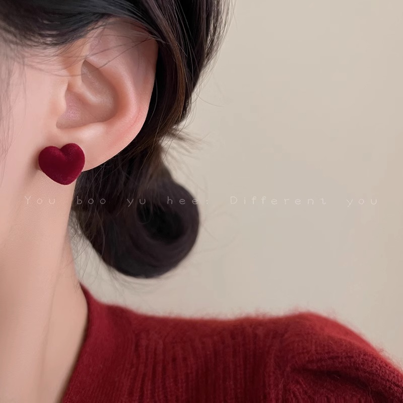 Autumn And Winter Vintage Flocking Love Earrings For Women Small Mini Simple Versatile Earrings With Black Peach Heart Premium Earrings